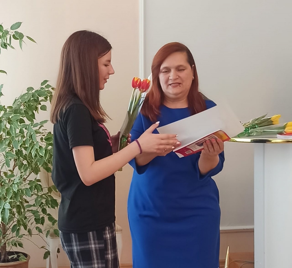 начальник отдела ЗАГС Г.И. Сокол вручила всем ребятам именнойпоздравительный адрес.jpg начальник отдела ЗАГС Г.И. Сокол вручила всем ребятам именнойпоздравительный адрес.jpg